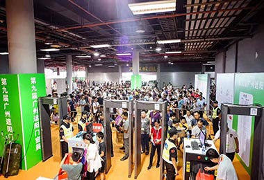 第九届广州遮阳门窗展观众入场